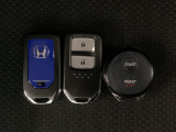 スマートキーを装備しています。鍵を差し込むことなくドアロックの開け閉めと、スタートボタン操作でのエンジンスタートができます。加えて、純正リモコンエンジンスターター用の操作キーもついています。