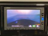 ギヤをR(バック)に入れるとナビの画面に後ろの映像が映るリアカメラ付です。後退時、コンディションが悪い視界でもカラーバックモニターがドライバーをサポートします。