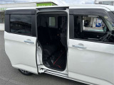 両側電動スライドドア。車のボディーに平行に開閉するので狭い場所での乗り降りもスムーズに行えます。