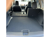 お荷物の量や乗車人数に合わせて使えるリヤシートは、ご覧のように倒すことが出来ますので便利です。