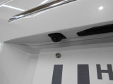 車の後方に小型カメラが付いておりバックする際の後方の様子をモニター上に表示します。