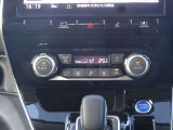 【オートエアコン】一度お好みの温度に設定すれば、車内の温度を検知し風量や温度を自動で調整。暑い&hellip;寒い&hellip;と何度もスイッチ操作をする必要はありません。快適な車内空間には必須の機能ですね♪