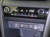 【オートエアコン】車内温度を感知して自動で温度調整をしてくれるのでいつでも快適な車内空間を創り上げます!どの席に座っても快適なドライブが楽しめます♪