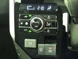 オートエアコンを装備しておりますので、四季を通じて車内を快適な温度に保つことが出来ます!高級感が有りますね!