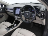 インストルメントパネルは僅かに運転席側へと傾けられているほか、余計なスイッチ類を可能な限り排し、運転に集中しやすい環境を造り出しています。