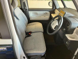 フロントベンチシートが運転席足元もゆったり、広々快適です、助手席へのウォークスルーも楽々可能ですよ☆