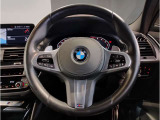 【ハンドル】ドライバーとBMW車の一体感がダイレクトに伝わるステアリングホイール。形状・太さへの拘りに加えて、操作性を高める為にスイッチ類も配置。クイックかつ安定のドライビングを体感下さい!