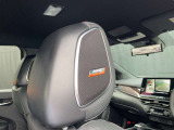 BOSEサウンドシステムコンパクトカーの枠を超えた高音質なプレミアムオーディオです。前席ヘッドレストにBOSE製スピーカーを搭載。耳のすぐ近くで音が鳴るため、没入感や包み込まれるような感覚を味わえます。