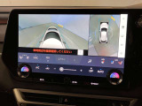 車両を上から見たような映像をディスプレイに表示。さらにフロントカメラにより前方映像を確認することが出来ます。