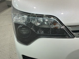 ディスチャージヘッドライト搭載でしっかり明るく照らしてくれるので、夜間走行や不慣れな道でも安心です。