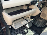★グローブボックス:車検証や小物はここに収納できるので車内をすっきりと保てます!