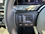 ステアリングハンドルです。オーディオコントロールスイッチが付いて運転中でも手元でオーディオの操作が出来て便利ですよ。