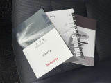 メンテナンスノート、取扱説明書です。 その車の整備記録が事細やかに記録されています。 車が生まれてから今までどのような道を歩んできたのか判るとても重要な物ですよ。