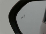 隣車線を走る車両をレーダーで検知し、ドアミラーでは確認しにくい後側方エリアに存在する車両に加え、急接近してくる車両も検知します。車両を検知するとドアミラーに搭載されたLEDインジケーターが点灯します。