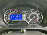 速度や各種車両情報を確認しやすい、見やすく整理されたメーター表示です。走行中に必要な情報を把握しやすく、中央の表示も視認しやすい配置。乗車のたびに確認する情報をすっきりチェックできます。