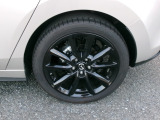 純正18インチアルミホイールが車体を引き締めます。