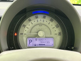 速度計と中央の表示部がまとまっており、運転中に必要な情報を目で追いやすい配置です。表示の内容を確認しやすく、日々の運転をサポートしてくれます。