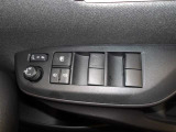 パワーウィンドウスイッチで運転席から全席の窓の開閉ができます。