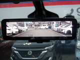 【日産のスマート・ルームミラーは内蔵モニターで後方の状況をクリアな画像で確認でき、通常のルームミラーに切り替えて後席の様子を確認することもできます。