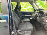 運転席と助手席にゆとりを感じる空間が広がり、前方や側方の視界も確保しやすいレイアウトです。シート形状や手の届きやすい室内配置で、毎日の移動を快適に支えます。