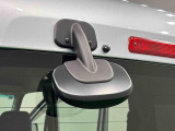 車両後方確認に便利なディラーオプションのリヤアンダーミラー。