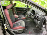 前席は黒を基調に赤系のアクセントを組み合わせた配色で、運転席と助手席のシート形状も確認できます。前方の視界が広く、足元や中央の収納まわりも見渡しやすい空間です。