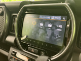 テレビやラジオ、接続機器など複数の音声・映像ソースが一覧で表示されます。使いたい項目を画面から選びやすく、普段の通勤から休日のお出かけまで車内の時間を快適に整えます。