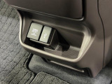 ナビとの接続や携帯電話の充電に便利なUSB端子を装備しております。充電中も携帯電話を置いて置けるスペースもあり便利です
