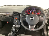 【ハンドル】運転にかかわる様々な操作を安全に行えるように視点移動が少なく操作性に配慮されたスイッチ類が凝縮されたコックピットです。