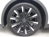 21インチアルミホイール(切削光輝+ブラック塗装)を装着しています。タイヤサイズ225/45R21