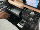 充電ケーブルにさしながら立てかけることができるスマホ置き場が便利!