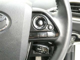 ステアリングスイッチ付き。前方から目を離すことなく操作することが可能です。