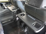 ◆シートバックテーブル◆フロントシートの背面に後席用のテーブルがついています。小物が置けて!カップホルダーもあります、ドライブ中や休憩時にも便利なテーブルです。