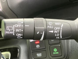 ステアリングには複数のスイッチがまとまり、運転姿勢を大きく変えずに各種操作を行えます。メーターを見ながら手元で操作できるため、日常の運転をサポートします。