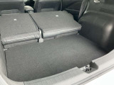 後席シートを倒すことで広々とした荷室になります。