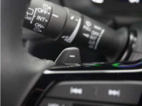 ◆減速セレクター◆ステアリングホイールの左右に取り付けられた2つのパドルスイッチで減速の強さを調整。 左側の「-」を操作すると減速を強く、右側の「+」を操作すると減速を弱くすることができます。