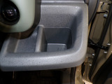 運転席の届きやすいところにドリンクホルダーがついています。視線をそらすことなく手に取れるので運転に集中できて安心ですね。