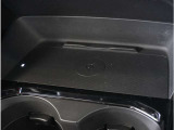 【ワイヤレス充電】ワイヤレス充電Qi規格に対応したスマートフォンなどの携帯機器を充電できます。