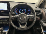 3本スポークステアリング!ステアリングスイッチ付!音量調整やメーター内インフォメーションディスプレイ操作、全車速追従機能レーダークルーズコントロール操作などが可能!