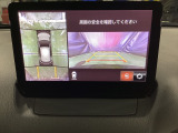 狭い場所での駐車やすれ違いなどでより的確な運転操作に役立つ360&deg;ビューモニターが装備されています。
