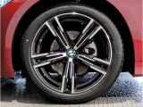 【BMWアロイホイル】軽量かつ強度に拘ったアロイホイル。走行性能ポテンシャルを引き出す設計。車の足元を引き締めてくれる大きなポイントはアロイホイルです。