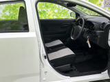 運転席まわりは前方の視界が開け、着座時も周囲を確認しやすい印象です。シートは明るい色を組み合わせた落ち着いた配色で、乗り降りの際にも室内の様子をご覧いただけます。