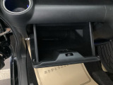【グローボックス】助手席の前にあるグローボックスです。小物の収納に便利です。