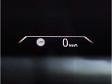 【ヘッドアップディスプレイ】現在の車速表示や目的地へのルート案内やメディア関連のリストを表示する事が可能です。視線移動を減らす事によりドライブに集中して頂けます。