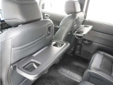 ◆シートバックテーブル◆フロントシートの背面に後席用のテーブルがついています。小物が置けて!カップホルダーもあります、ドライブ中や休憩時にも便利なテーブルです。