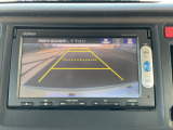 【リアカメラ】リバースに入れるだけで後方の映像が映ります。安全確認や、狭い駐車場での車庫入れ、雨の日や夜間など視界の悪い時に便利です。安全にバックする為には欠かせない装備です。