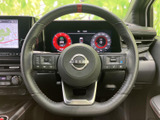 ステアリング上に複数のスイッチが配置され、手元で車両の機能にアクセスしやすい構成です。メーター類も視界に収まり、運転時に必要な情報を確認しやすくなっています。