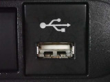 充電用USB端子付き。スマートフォンなどの充電に便利です。