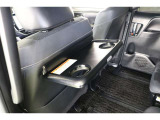助手席のシートバックにはドリンクホルダー付のシートバックテーブルを装備しています。車内でランチやお菓子も置く場所に困りません。車内に散らかりがちな細々としたものを収納出来るポケットも装備しています。