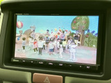 ナビ画面でテレビ番組を表示でき、停車中の待ち時間も映像を楽しめます。画面の下には操作ボタンが配置され、停車時に視聴や設定を行う際にも使いやすい構成です。